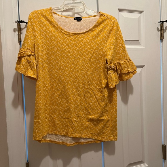 Yellow patterned top, ruffle sleeves, New Directions, size large. - Picture 1 of 2